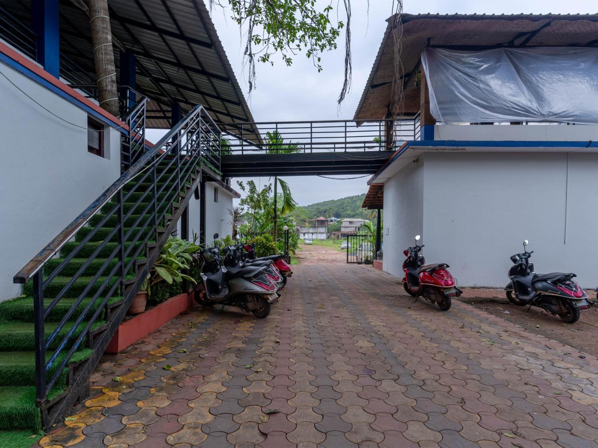 Madpackers Goa Anjuna - Bar Esterno foto