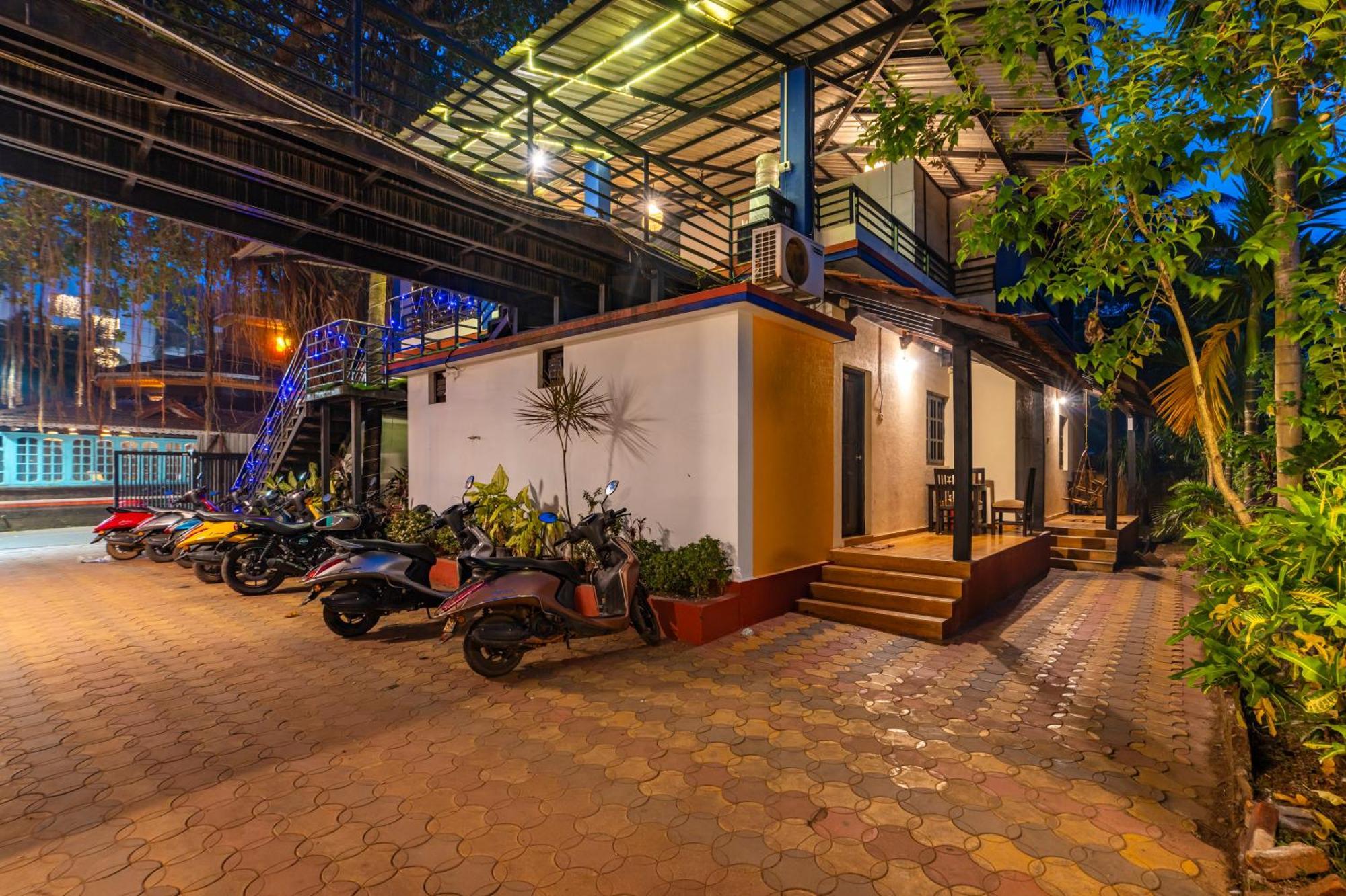 Madpackers Goa Anjuna - Bar Esterno foto